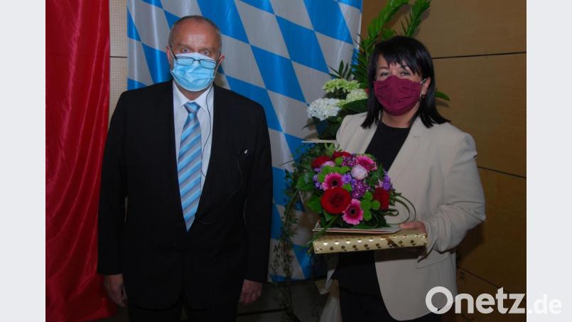 Mit einem Geschenk verabschiedete Bürgermeister Anton Peter seine Vorgängerin Alexandra Sitter aus dem Gemeinderat. Bild: gsp