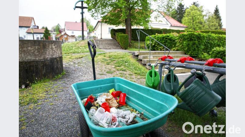 Eigentlich ist der Bollerwagen dazu da, die Gießkannen zu den Gräbern zu transportieren. Doch in jüngster Zeit wird dieser zur Müllentsorgung verwendet. Bild: njn