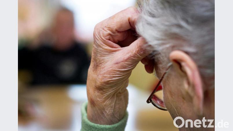 Angst und Verunsicherung: Die Einschränkungen und Regeln im Zusammenhang mit Corona können Demenzpatienten zu schaffen machen. Bild: Patrick Pleul/dpa