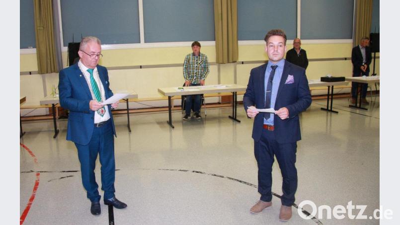 Zweiter Bürgermeister Michael Dutz und der amtierende Rathauschef Toni Dutz wahrten den empfohlenen Abstand. Auf den gewohnten Handschlag wurde nach der Vereidigung aber verzichtet. Bild: wro