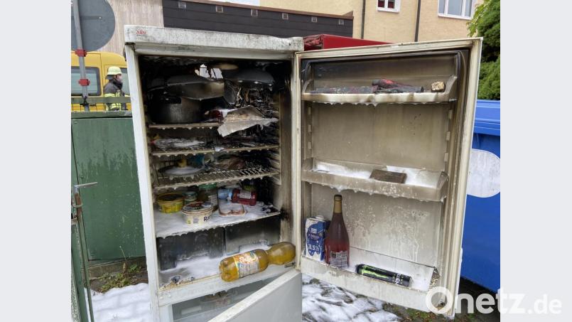 Vermutlich aufgrund eines technischen Defekts brennt am Mittwoch ein Kühlschrank in einer Wohnung in der Keckstraße. Bild: Gustl Beer