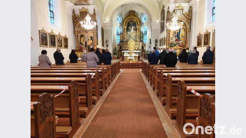 Jede zweite Reihe ist gesperrt, in allen Bänken sind nur zwei Plätze markiert und alle Gottesdienstbesucher tragen Mund-Nasen-Bedeckungen. So feierten die Gläubigen vergangenes Wochenende nach langer Zeit wieder die ersten öffentlichen Gottesdienste. Bild: flt