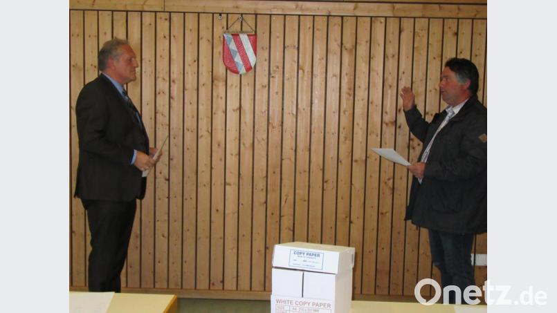 Bürgermeister Werner Prucker bei der Vereidigung von Anton Kick. Bild: ang