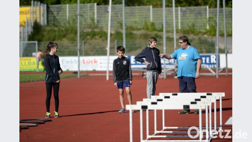 In kleinen Gruppen haben die Leichtathleten des TV Amberg ihr Training wieder aufgenommen. Auch andere Leichtathletikvereine in der Region proben in diesen Tagen den Restart. Bild: Andreas Brückmann