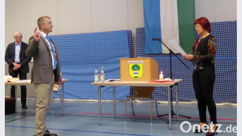 Gemeinderätin Dorothea Praller vereidigt den neuen Bürgermeister Dietmar Schaller. Bild: fsb