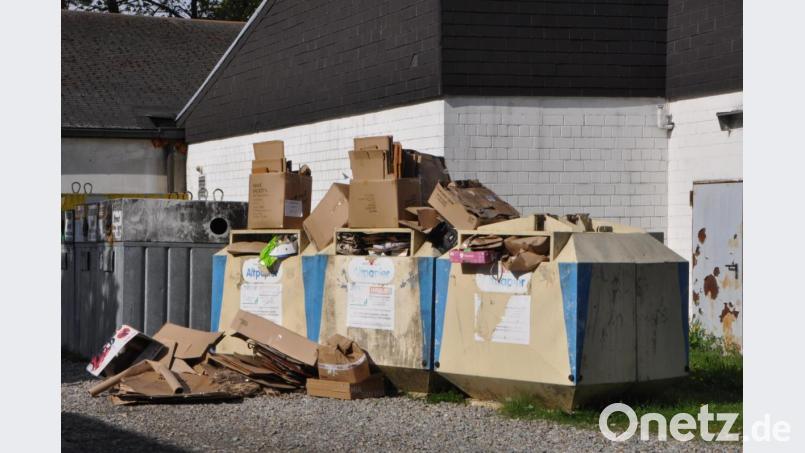 Wohin mit den Kartonagen. An vielen Containerstandorten im Stadtgebiet präsentiert sich das selbe Bild. Die Container quellen über. Was nicht reinpasst wird einfach nebenan entsorgt. Die neben der blauen Tonne zur Entsorgung bereitgestellten Kartonagen blieben am Montag einfach im Regen liegen, da die Kapazitäten des Abfuhrunternehmens nicht ausreichten. Viele Leute waren sauer. Bild: dob