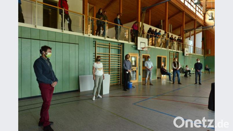 Mit Mundschutz und ausreichendem Abstand legen Thomas Weig, Barbara Weig, Uli Weig, Thomas Gallitzendörfer, Thomas Parton und Christoph Müllhofer (von links) ihren Eid ab. Bild: bey