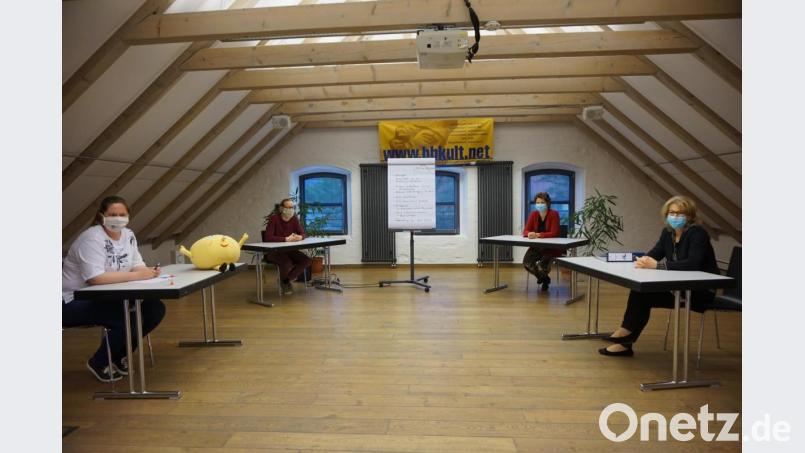 Teambesprechung mit Abstand und Mundschutz: Nicht so einfach, organisatorisch mit allen Verschiebungen fertig zu werden. Von l.n.r.: Ivana Danisch, David Bender, Veronika Hofinger und Susanne Setzer Bild: eib