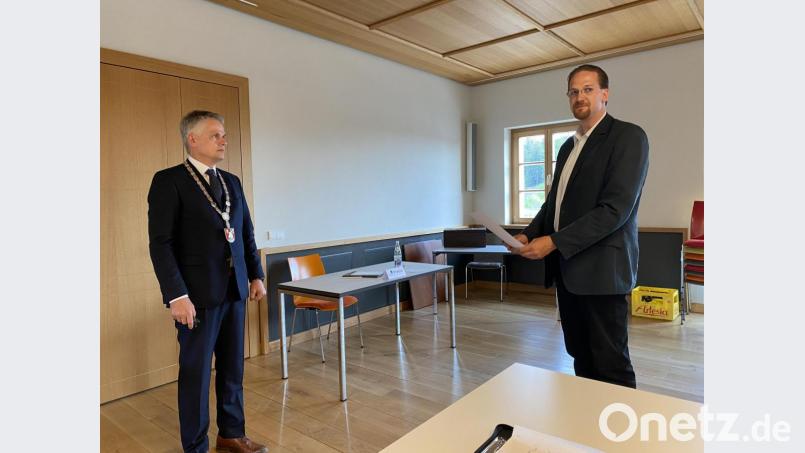 Bürgermeister Thomas Meiler (links) vereidigt den neuen zweiten Bürgermeister, seinen Gegenkandidaten von der SPD. Bild: Eichl