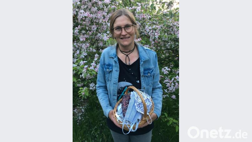 Gemeinderätin und Familienbeauftragte Ute Döhler präsentiert einen Korb voller Masken, die Frauen aus der Umgebung genäht haben. Bild: exb