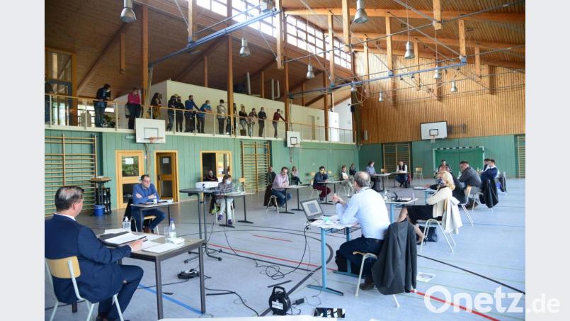 In der Turnhalle der Zottbachtalschule fand die konstituierende Sitzung des Stadtrates Pleystein statt. Genügend Abstand zwischen den Ratsmitgliedern, die zum Teil auch noch einen Mundschutz trugen, vermittelten ein sicheres Gefühl. Bild: bey