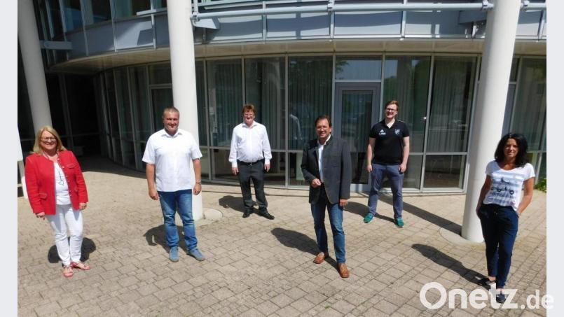 Franc Dierl (Dritter von rechts) ist der neue Fraktionsvorsitzende der CSU im Bayreuther Kreistag. Ihn vertreten Petra Preißinger, Markus Täuber und Patrick Meyer (von rechts). Stellvertretender Landrat soll an diesem Freitag Klaus Bauer werden. Sabine Habla ist Fraktionsgeschäftsführerin. Bild: exb