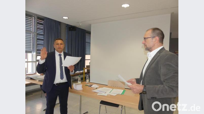 Karl Lorenz nimmt als lebensältester Stadtrat dem neuen Bürgermeister Marcus Gradl den Diensteid ab. Bild: rn