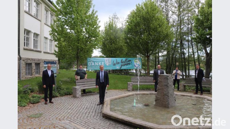 Das auffällige Banner hängt im Innenhof des Landratsamtes. Bei der Einweihung waren (von links): Bürgermeister Franz Stahl, Regionalmanager Florian Rüth, Landrat Roland Grillmeier, der Sprecher des Krisenstabes Wolfgang Fenzl, Leiterin des Krisenstabes und Regierungsdirektorin Regina Kestel und Pressesprecher Walter Brucker. Bild: vlu