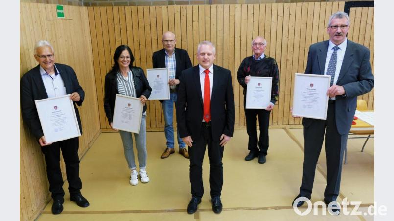 Bürgermeister Jürgen Kürzinger (Mitte) verabschiedet fünf verdienstvolle Marktgemeinderäte: Manfred Schaller, Angela Kummert-Schleicher, Werner Trenz, Heribert Lassner und Johann Hammer (von links). Bild: do