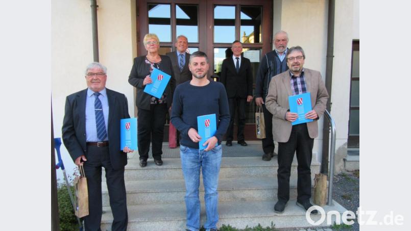 Auf insgesamt 116 Jahre im Gemeinderat blicken die fünf ausgeschiedenen Räte zurück: (von links) Josef Zölch, Edeltraud Frank, Sebastian Hösl, Bernhard Adam und Edgar Wagner. Ihnen dankten Bürgermeister Werner Prucker und sein Stellvertreter Johann Neugirg (hinten von links). Bild: ang