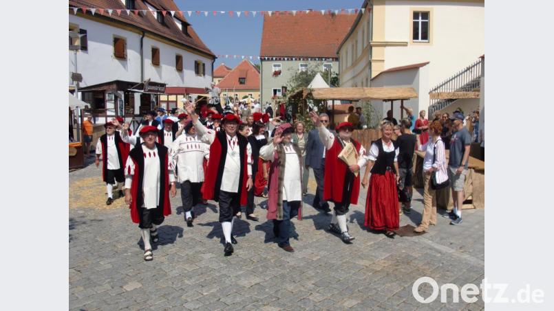 Das Mittelalter ist in Nabburg zwar immer präsent, aber so einen festlichen Einzug zum prächtigen Mittelalterlichen Markt wird es heuer leider nicht geben. Archivbild: aub