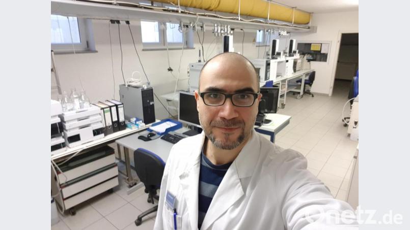 Endlich wieder im chemischen Labor arbeiten: Für Ammar Baroud ist damit ein Traum in Erfüllung gegangen. Bild: cog