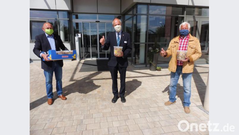 Mit dem Süßigkeitenpaket wollten HKA-Vorsitzender und Zweiter Bürgermeister Georg Götz (links) und HKA-Ehrenvorsitzender Franz Erras (rechts) bei Klinikvorstand Klaus Emmerich (Mitte) ihre Wertschätzung und Solidarität für das Klinikpersonal zum Ausdruck bringen. Bild: ibj