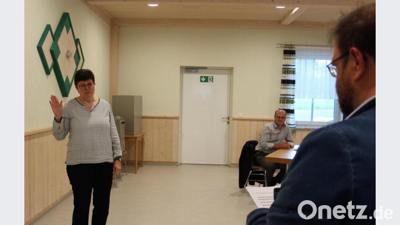 Die neue Zweite Bürgermeisterin Michaela Veigl legt den Amtseid vor Rathauschef Hans Walter (rechts) ab. Bild: stg
