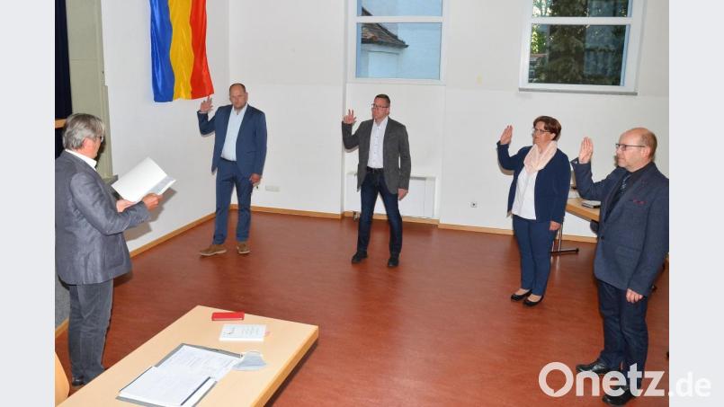 Bürgermeister Reiner Gäbl vereidigt die neuen Markträte Thomas Kleber, Bernd Reil, Agnes Härtl und Robert Brenner (von links). Bild: fjo