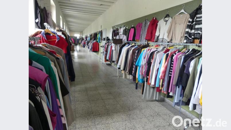 Die Kleiderkammer des Arbeitskreises Asyl verfügt über ein reichhaltiges Angebot für Frauen, Männer und Kinder. Bild: rn