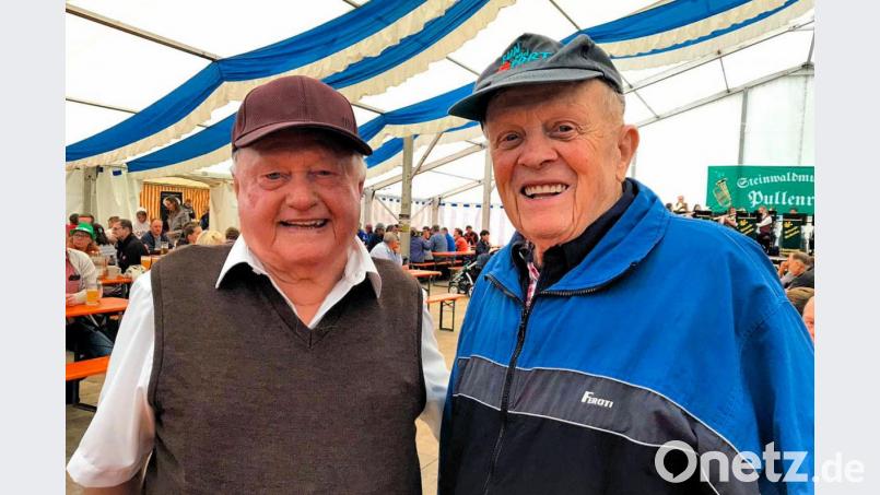 Fast 90 Jahre und jeden Bierwandertag miterlebt: Kurt Krämer (rechts) freut sich nach seiner Ankunft im vorletzten Jahr zusammen mit dem mittlerweile verstorbenen Initiator des Bierwandertages, Emmeram Trottmann (links). In diesem Jahr wollte der rüstige Jubilar erneut den Bierwandertag in Angriff nehmen. Archivbild: bsc