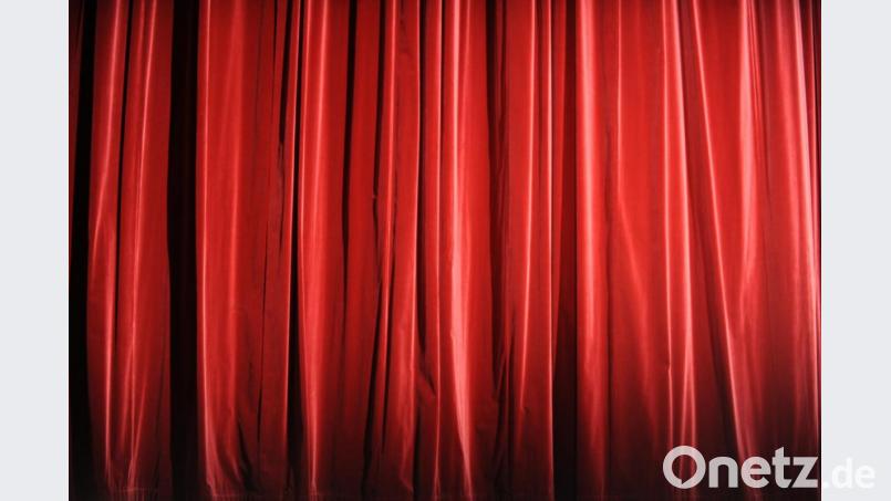 Geschlossene Vorhänge: Der Kulturbetrieb in Bayern ist durch Corona quasi eingefroren. Musiker, Kabarettisten oder Theaterensembles dürfen nicht auftreten. Symbolbild: Marcus Brandt/dpa