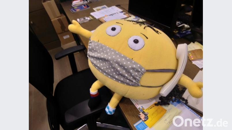 Auch in ernsten Corona-Zeiten was zum Schmunzeln: Der Knedl, das Maskottchen für das Projekt "Kulturstadt Bayern-Böhmen" fand seinen Platz am Schreibtisch im CeBB. Bild: eib