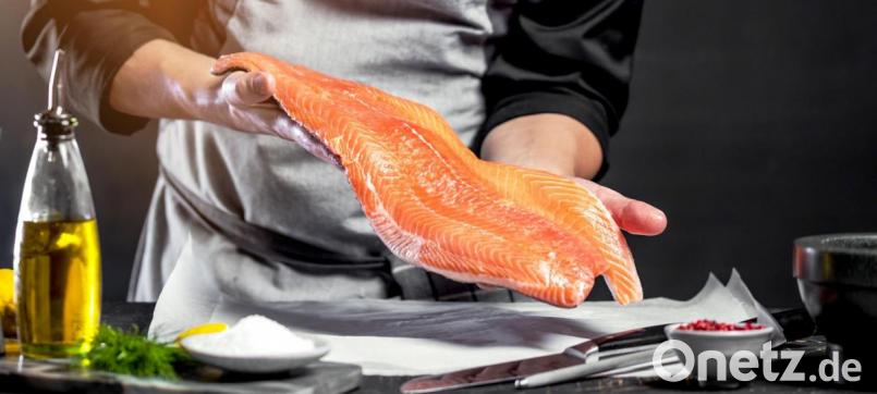 Am besten bestellt man die Lachsseiten beim Fischhändler schon filetiert vor. Trotzdem muss überprüft werden, ob sich noch Gräten finden. Bild: karepa – stock-adobe.com