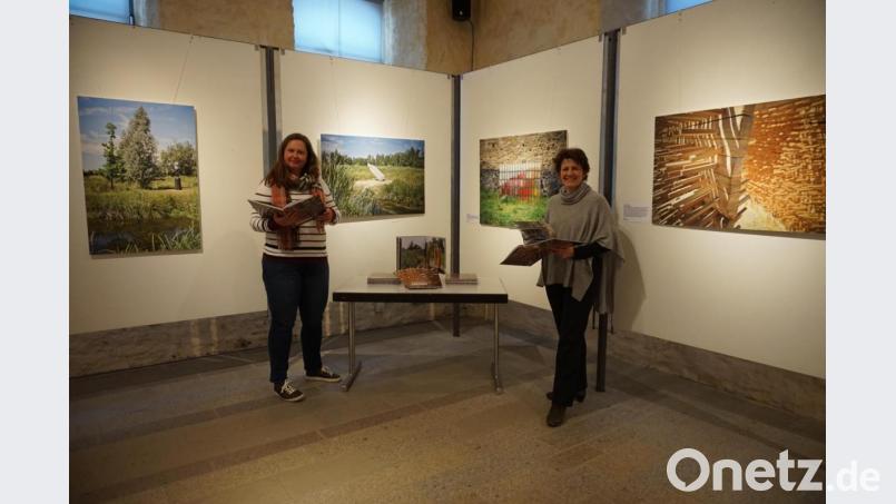 Nach 8 Wochen geschlossener Tür soll eine Fotoausstellung das Publikum wieder ins CeBB locken. CeBB-Leiterin Veronika Hofinger (rechts) und Mitarbeiterin Ivana Danisch präsentieren den Ausstellungskatalog Bild: eib