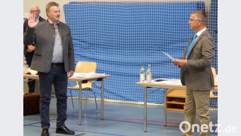 Der zweite Bürgermeister Tobias Forster (links) legt den Eid ab. Bild: fsb