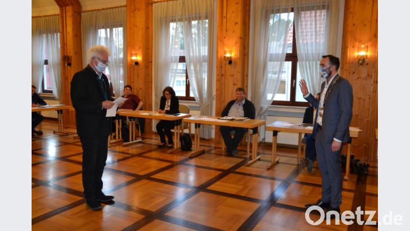 Bürgermeister Armin Bulenda (rechts) legt gegenüber dem ältesten Marktratsmitglied Erhard Scheuerer (links) den Amtseid ab. Bild: gi