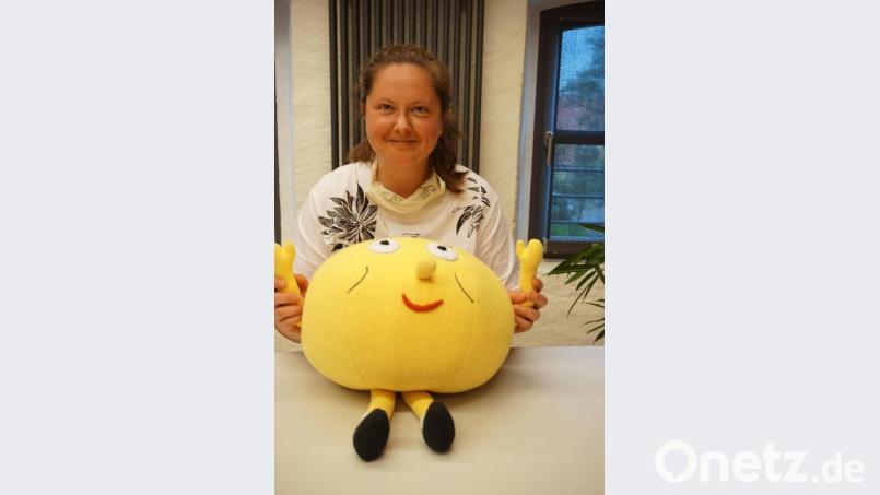 Auch in ernsten Corona-Zeiten was zum Schmunzeln: Der Knedl, das Maskottchen für das Projekt "Kulturstadt Bayern-Böhmen" ist bei Ivana Danisch vom CeBB-Team gut aufgehoben Bild: eib