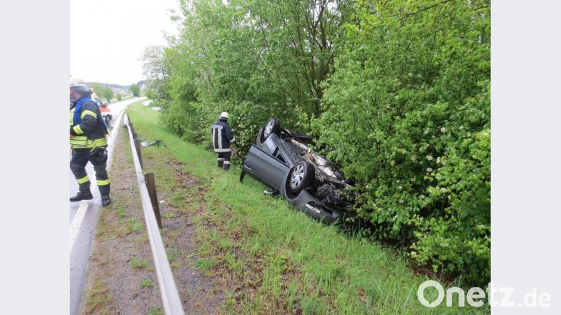 Ein junger Autofahrer ist am Montag auf der B14 bei Gebenbach im Gebüsch gelandet. Bild: Polizei Sulzbach-Rosenberg/exb
