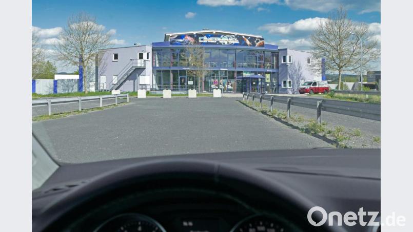 Kinospaß durch die Autoscheiben: Ab Freitag startet auf dem Parkplatz vor dem Cineplanet (im Hintergrund) das Autokino. Die Leinwand wird Richtung Tirschenreuth aufgestellt. Bild: tr