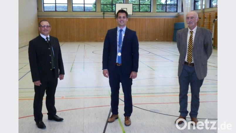 Der Erste Bürgermeister Rudolf Teplitzky (Mitte) gratuliert seinen beiden Stellvertretern Egbert Völkl (links, PWG Ortsteile) und Günter Gilch (CWG) zur Wahl. Bild: Portner
