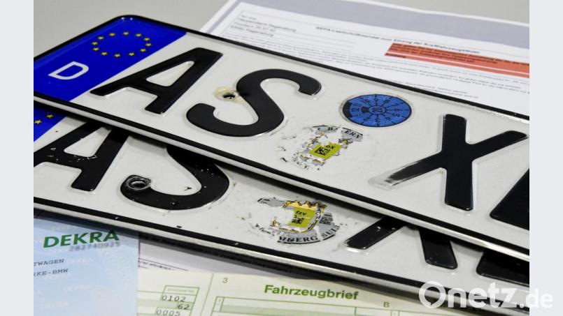 Ein Saisonkennzeichen für Autos oder Roller ist derzeit in den Zulassungsstellen nur mit Terminvereinbarung erhältlich. Bild: Petra Hartl