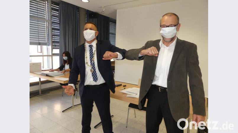 Der Übergabe der Amtskette folgt der "Corona-Handschlag". Bild: rn