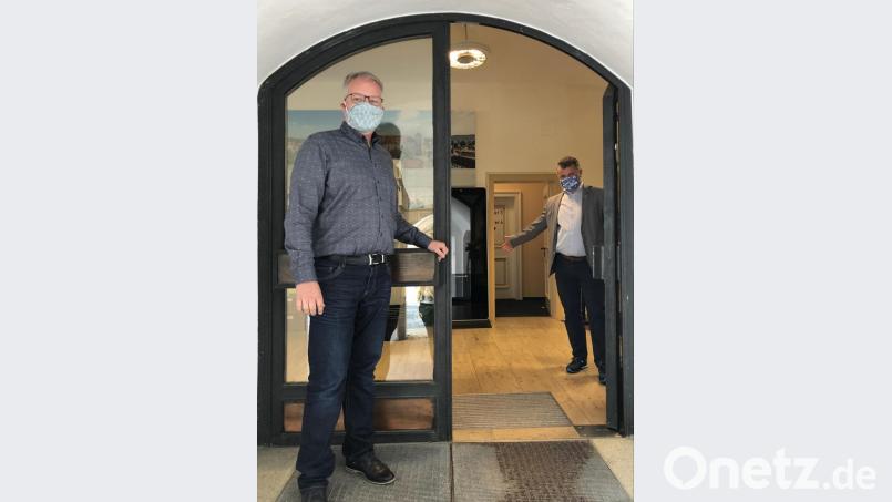 Erster Bürgermeister Martin Birner (rechts) und Geschäftsleiter Georg Keil öffnen das Neunburger Rathauses wieder schrittweise. Bild: Ulrike Meixner