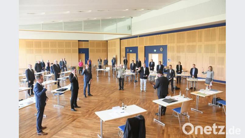 Die neuen Neustädter Stadträte bei der Vereidigung. Danach sichern sich die Mitglieder Sitze in den Ausschüssen. Bild: Gabi Schönberger