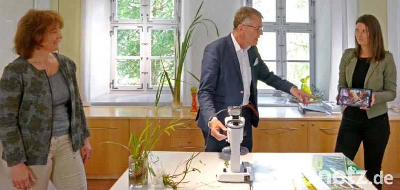 Erika Rahm (links) und Stefanie Süß stellten Bürgermeister Franz Stahl das neue Pädagogik-Projekt inklusive Hochleistungsmikroskop vor. Bild: tr