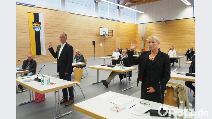 Gabriele Wittleben (rechts) und Karlheinz Dausch (stehend) wurden bei der konstituierenden Sitzung des Schwarzenfelder Marktrats als Stellvertreter des Bürgermeisters vereidigt. Bild: bl