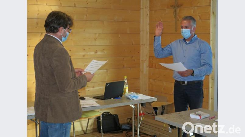Der neue zweite Bürgermeister von Neustadt am Kulm heißt Helmut Schäffler (rechts). Nach der Wahl vereidigt Bürgermeister Wolfgang Haberberger seinen Stellvertreter. Bild: ow