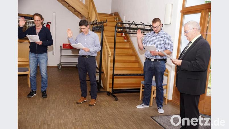 Den neuen Gemeinderäten Manuel Griener, Stefan Vetter und Tobias Schroll nahm Bürgermeister Günter Kopp (von links) den Eid ab. Bild: bkr