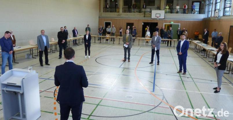Zu Beginn der konstituierenden Sitzung in der Mehrzweckhalle wurden die acht neuen Stadträte (im Innenkreis, von links) vereidigt: Thomas Teich, Karlheinz Pieper, Marco Schmid, Nicole Most, Günter Gilch, Herbert Uschold, Phillip Troppmann und Nina Stoppa. Bild: Portner
