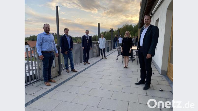 Die neuen Gemeinderäte nach ihrer Vereidigung: Holger Bannert, Laura Frenzel, Pamela Wünsche, Bürgermeister Thomas Meiler, Florian Plödt und Maximilian Üblacker (von rechts). Bild: Eichl