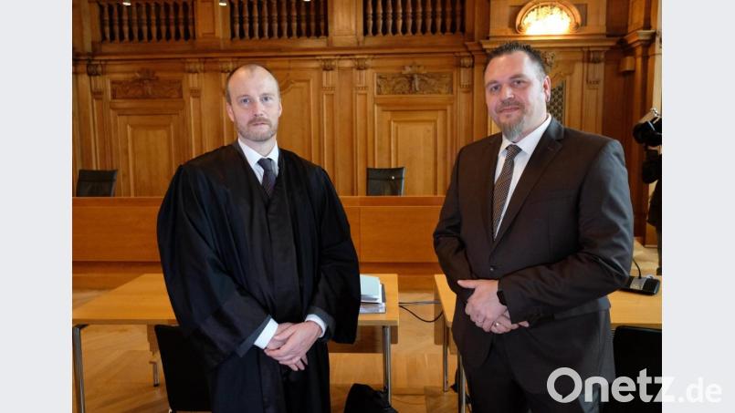 Der Oberpfälzer Polizist Jürgen Prichta (rechts) mit seinem Rechtsanwalt Christian Jäckle Bild: Sebastian Willnow