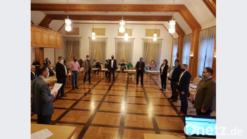 Bürgermeister Armin Bulenda (links) Vereidigt die neuen Markträte (von links) Helmut Meindl (dritter Bürgermeister), Karl Liebl, Bernhard Rom (zweiter Bürgermeister), Klaus Prießnitz, Sandro Stefinger, Ulrike Guttenberger, Josef Hierold, Hermann Ach und Stefan Brandmiller. Bild: gi