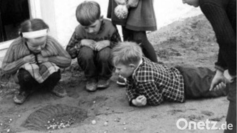 Da gab es noch keine Smartphones, Tablets oder Spielkonsolen – früher spielten viele Kinder oft mit Murmeln. Das geht heute auch noch. Bild: Pohn/dpa